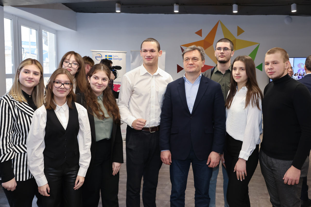 Дорин Речан встретился в Бельцах с группой учеников и студентов.