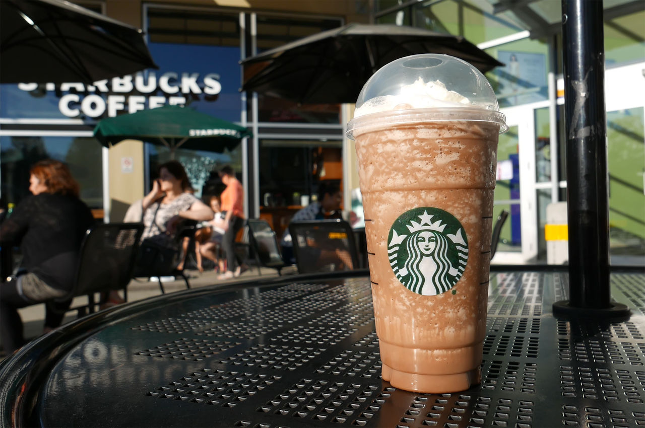 Starbucks va concedia 900 de angajați și va închide peste 100 de cafenele.