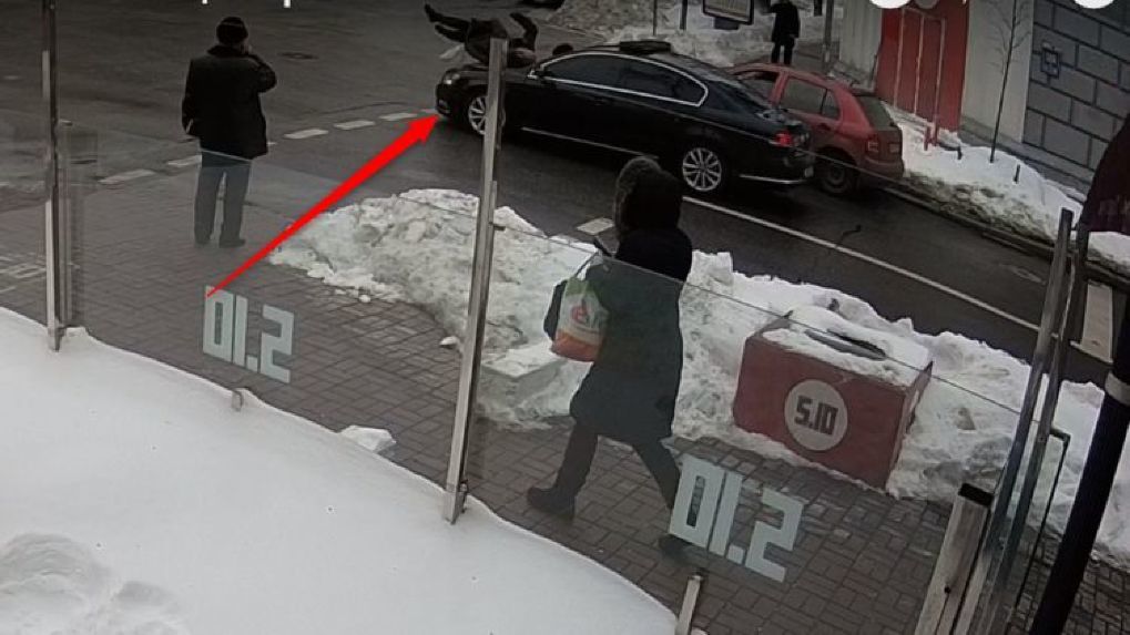 O mașină din coloana lui Poroşenko, filmată cum loveşte un bătrân. Foto: realitatea.md