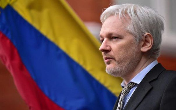 Эквадорский президент назвал Джулиана Ассанжа "унаследованной проблемой".