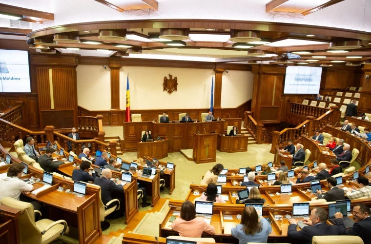 Едкие перепалки в парламенте - оппозиция и власть рассорились.