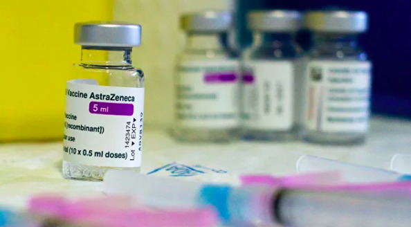Ученые признали побочные эффекты вакцины AstraZeneca.