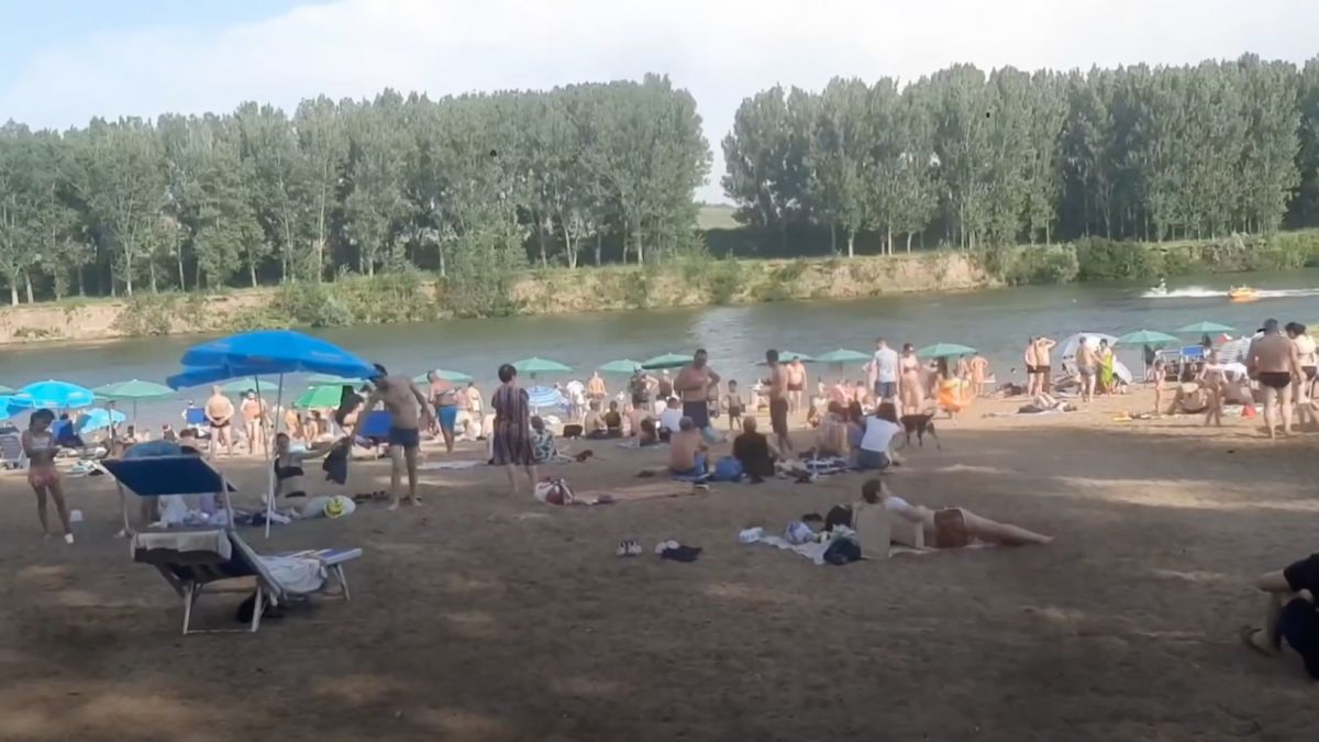 В выходные дни граждане заполнили пляж в Вадул-луй-Водэ.