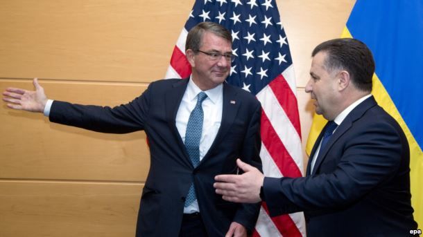Главы оборонных ведомств США и Украины Эштон Картер и Степан Полторак.