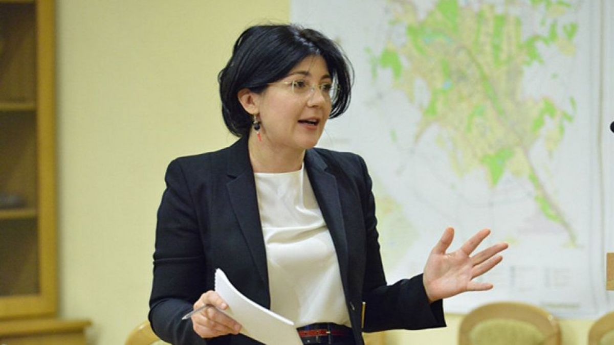 Раду считает, что низкие зарплаты - причина коррупции в примэрии и намерена повысить заработную плату чиновников. Фото: agora.md.