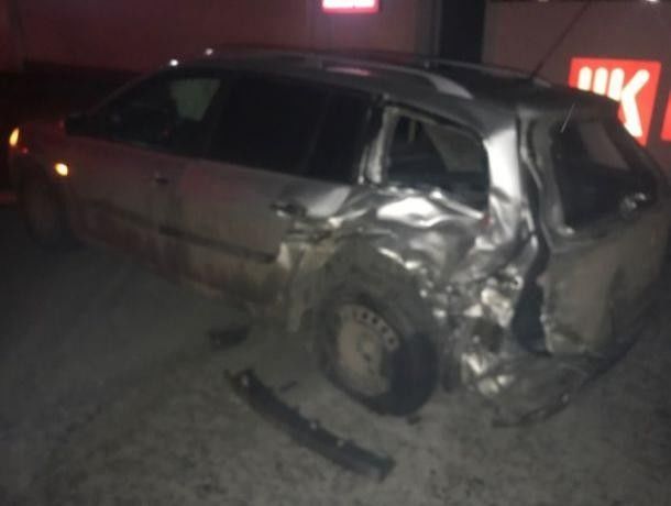 Прибыла полиция, которой предстоит выяснить все обстоятельства аварии