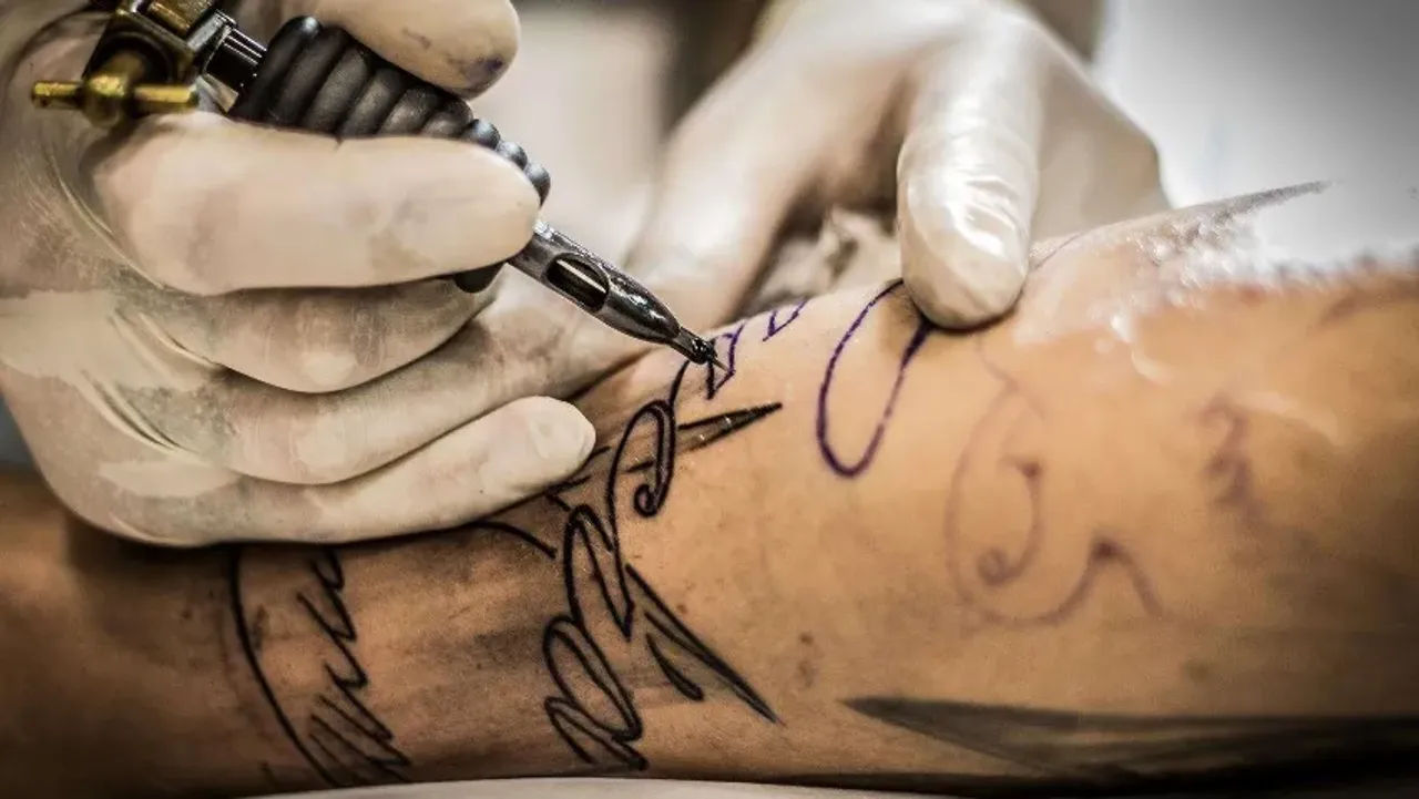 Studiu: Tatuajele pot crește riscul apariției cancerului.
