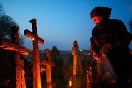 Кладбище в пригороде Бухареста. Фото: Bogdan Cristel / Reuters