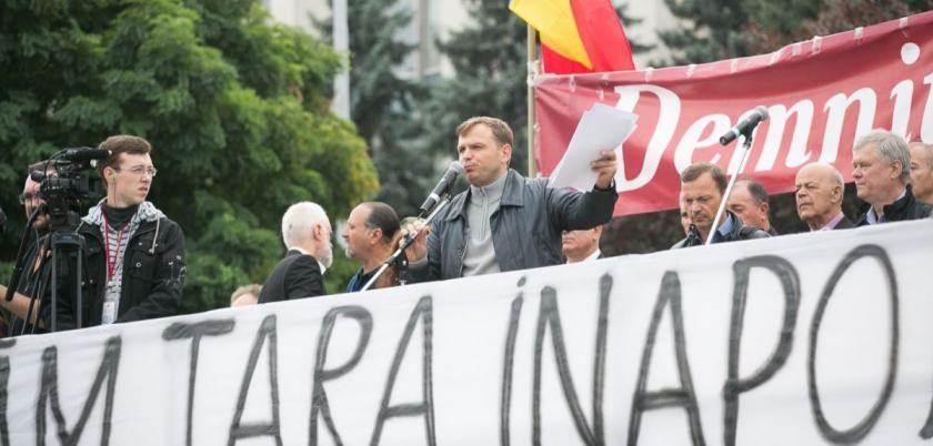 Sondajele au atestat de la începutul anului scăderea ratingului lui Năstase.
