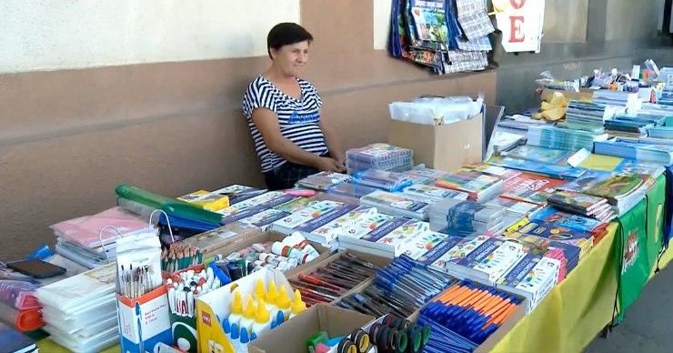 Продавцы школьных принадлежностей: Продажи упали вдвое.