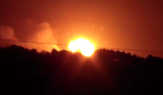 Более тысячи человек тушат пожар на складе боеприпасов под Винницей.