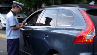 Пограничный полицейский установил, что права молдаванина были фальшивыми. Фото: ziare.com