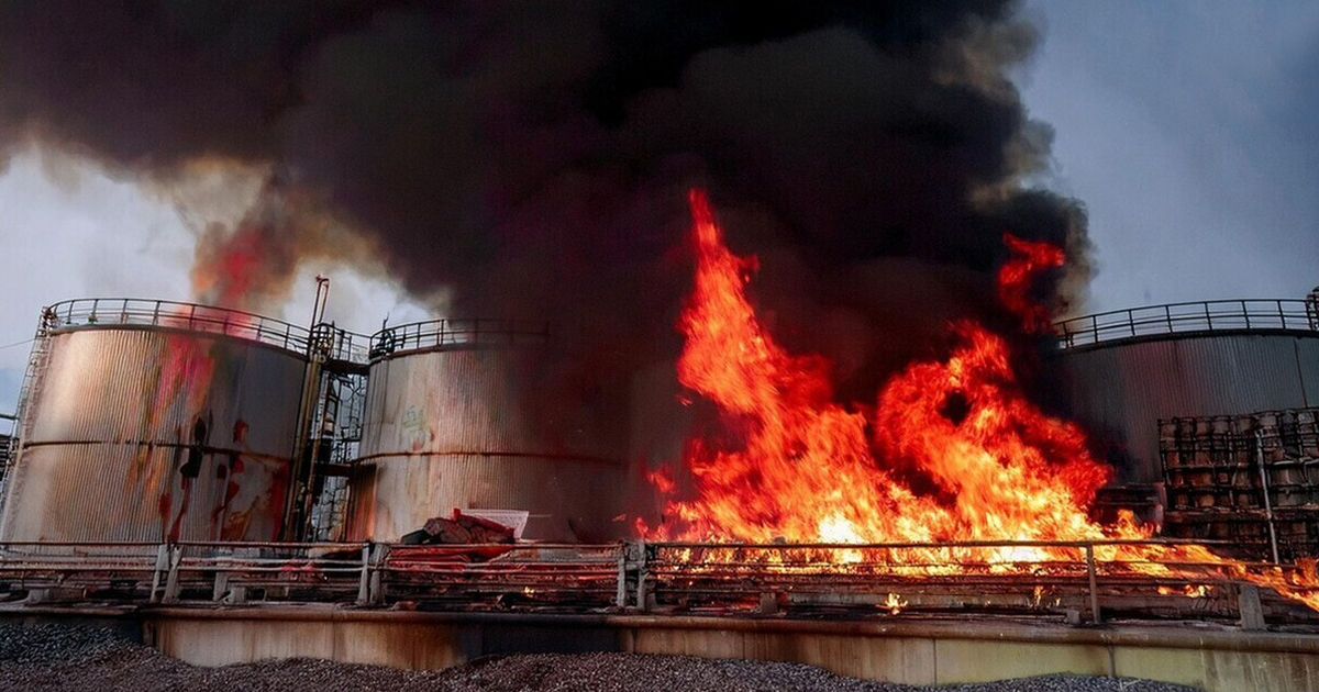 В Сочи возник пожар на нефтебазе после атаки беспилотника.