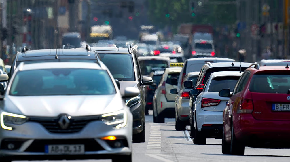 Șapte țări din UE cer Bruxelles-ului să nu relaxeze obiectivele privind emisiile de CO₂ pentru industria auto. AP Photo / Michael Sohn