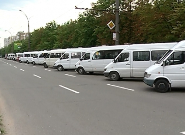 Mai mult de jumatate din microbuze nu au circulat astazi pe rute. Asa ca sute de oameni au asteptat ore in sir in statii si au intarziat la serviciu.