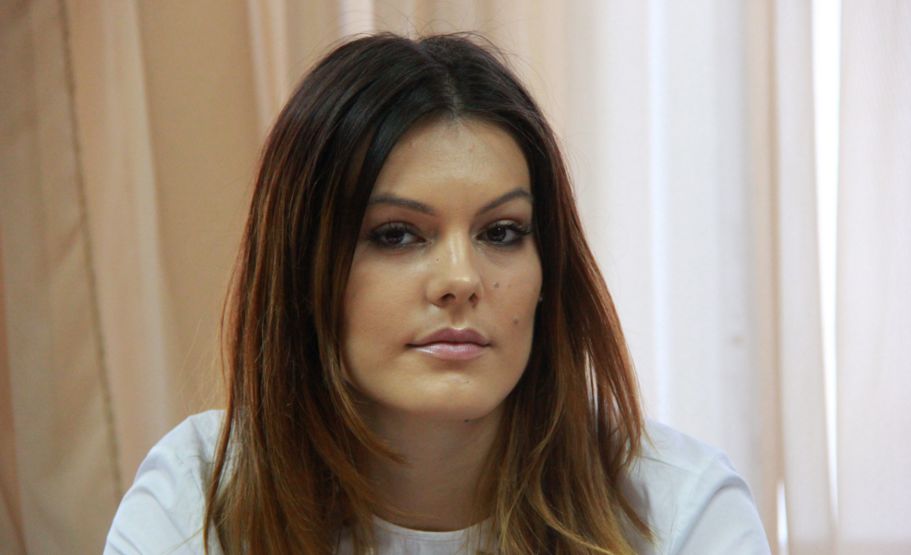 Alina Zotea, tânăra legislatoare din Partidul Liberal, nu a lăsat fără replică invectivele liderului septagenar al comuniştilor care a numit-o "padruga lui Ghimpu".
