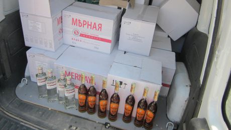 Peste 400 de sticle de alcool fără documente de proveniență, confiscate de polițiști. Foto: igp.gov.md