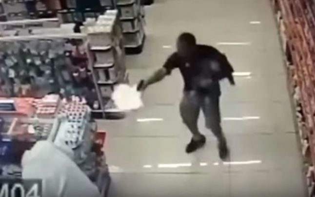 Un polițist brazilian a împușcat doi hoți, în timp ce își ținea copilul în brațe. 