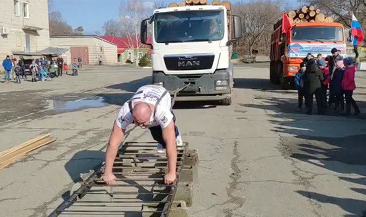 Приморский силач Иван Савкин установил сразу два новых мировых рекорда, сдвинув с места лесовозы.