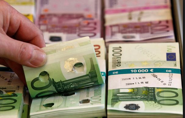 Curs de 22 de lei şi 37 de bani pentru un euro, cu 14 bani mai mare decât ieri.