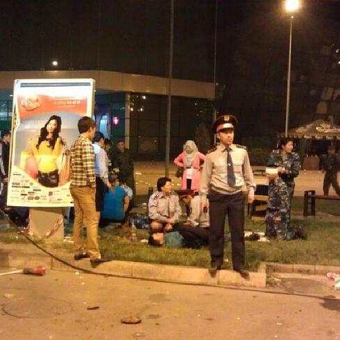 Полиция уже задержала 30 человек. При этом пострадали как минимум десять солдат внутренних войск. Фото: nur.kz