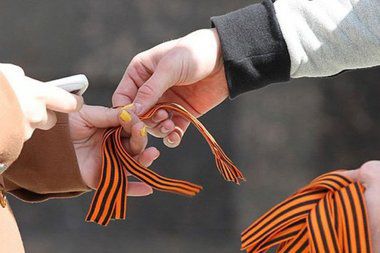 Многие участники памятных мероприятий повязали георгиевские ленты, привезенные в Вашингтон из Москвы.