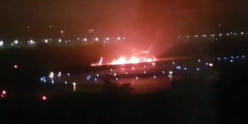 Пассажирский самолет Boeing 737 авиакомпании Utair загорелся после посадки в Сочи.