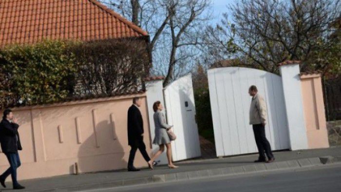 Un poliţist din Moldova şi o femeie au ajuns la poliţie, după ce au fotografiat casa preşedintelui României. Foto: nasul.tv