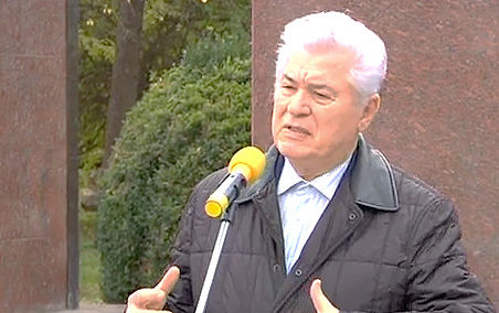 По окончании митинга прошло традиционное возложение цветов к памятнику Ленину.