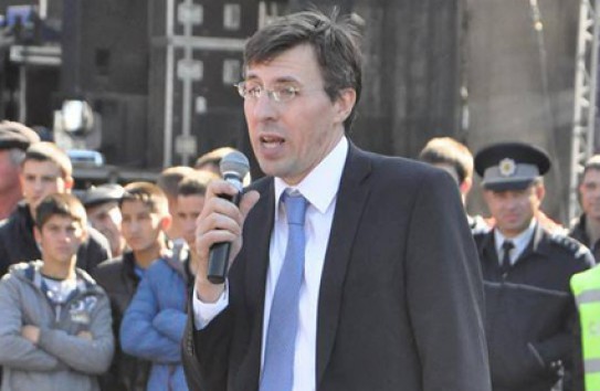 Киртоакэ обвинил советников, отказавшихся дать согласие на получение гранта, в отсутствии патриотизма.