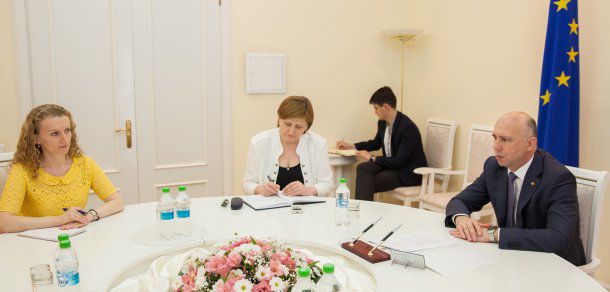 Prim-ministrul Pavel Filip a avut, astăzi, o întrevedere cu Ambasadorul Statelor Unite ale Americii la Chişinău, James D. Pettit. Foto: gov.md
