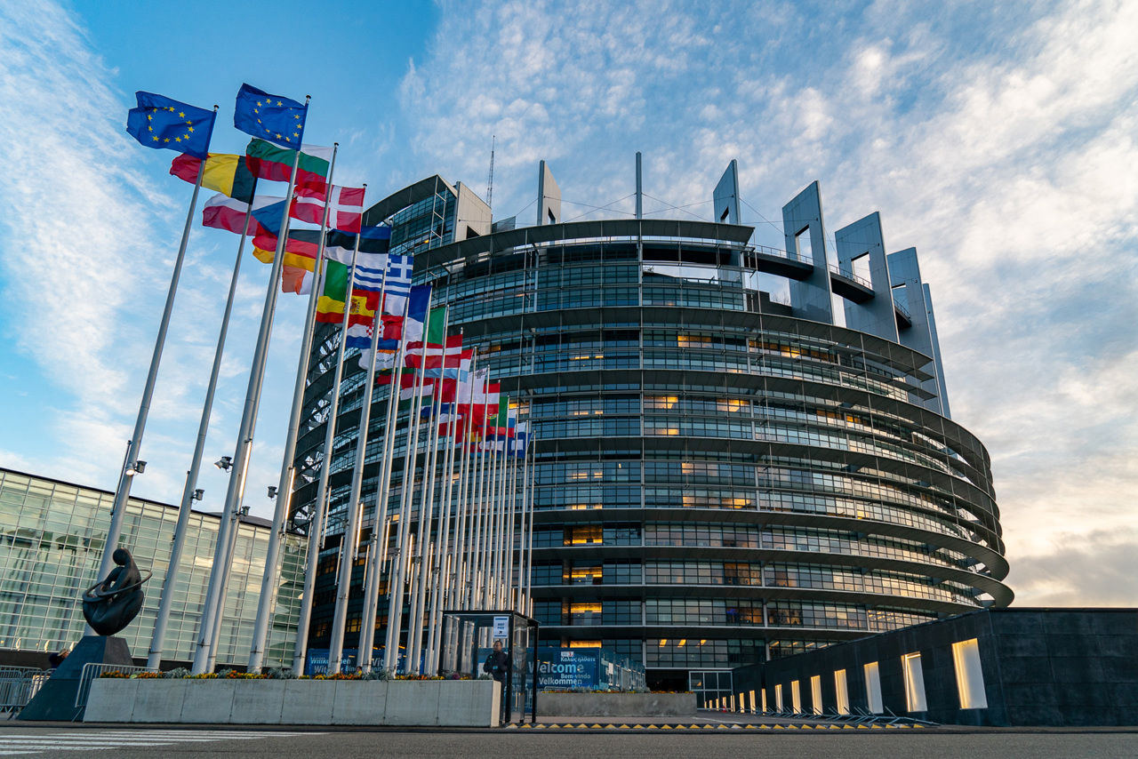 Европарламент одобрил создание центров, куда из ЕС будут высылать мигрантов.