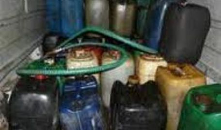 Şi-a deschis o afacere cât mai aproape de consumatori. Un tânăr de 29 de ani, originar din Grătieşti a improvizat o staţie PECO în apropiere de staţia terminus a unei linii de microbuze.