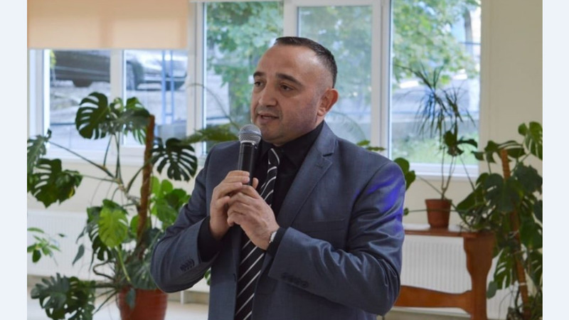 Заместитель директора лицея Orizont Умит Оз получил гражданство Молдовы.