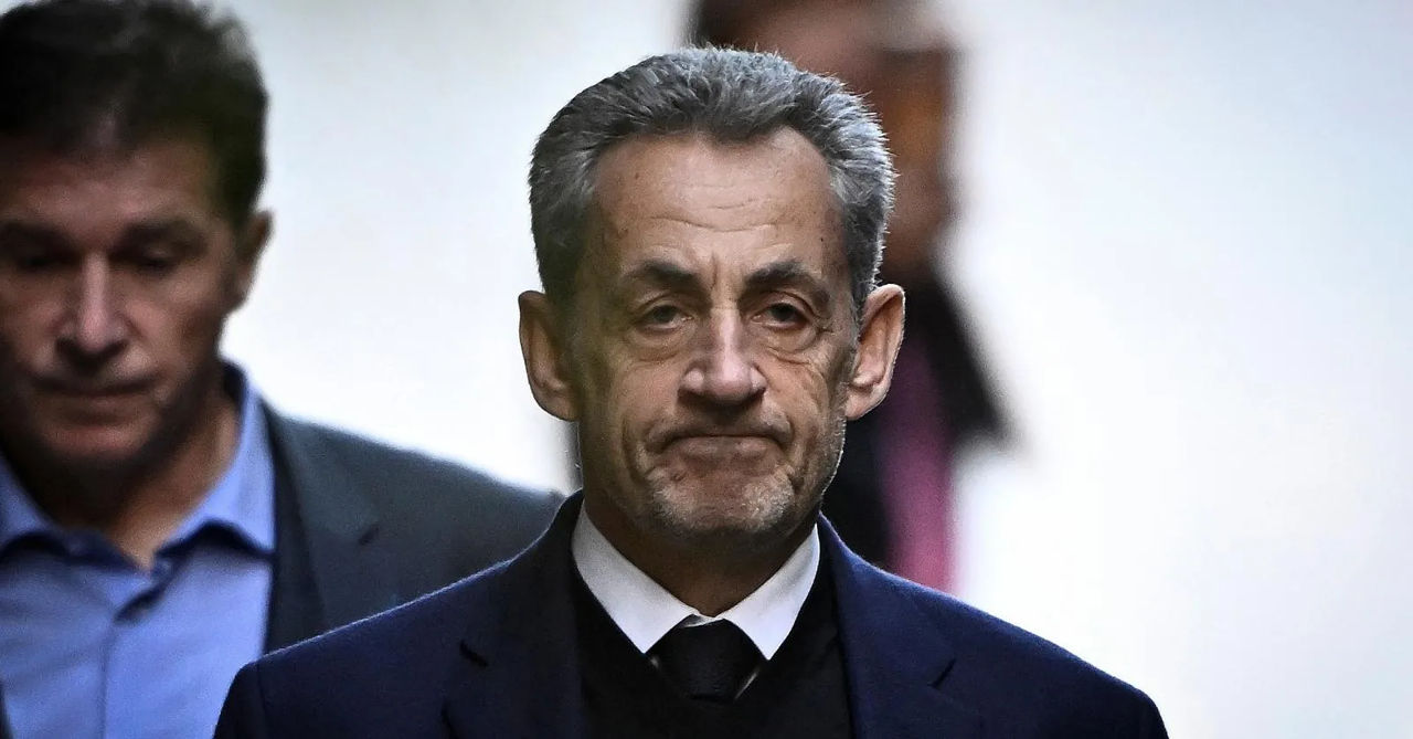 СМИ: Экс-президенту Франции Саркози придется отбыть еще 6 месяцев наказания в тюрьме.