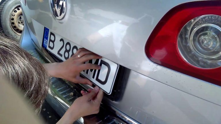 Парень снимал иностранные номера с автомобилей и требовал 2000 леев.