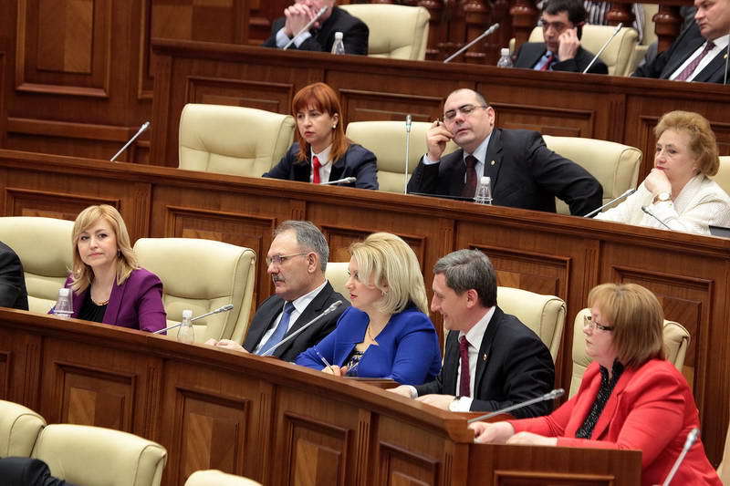 Petrenco i-a îndemnat și pe alți colegi să părăsească ședința Parlamentului.