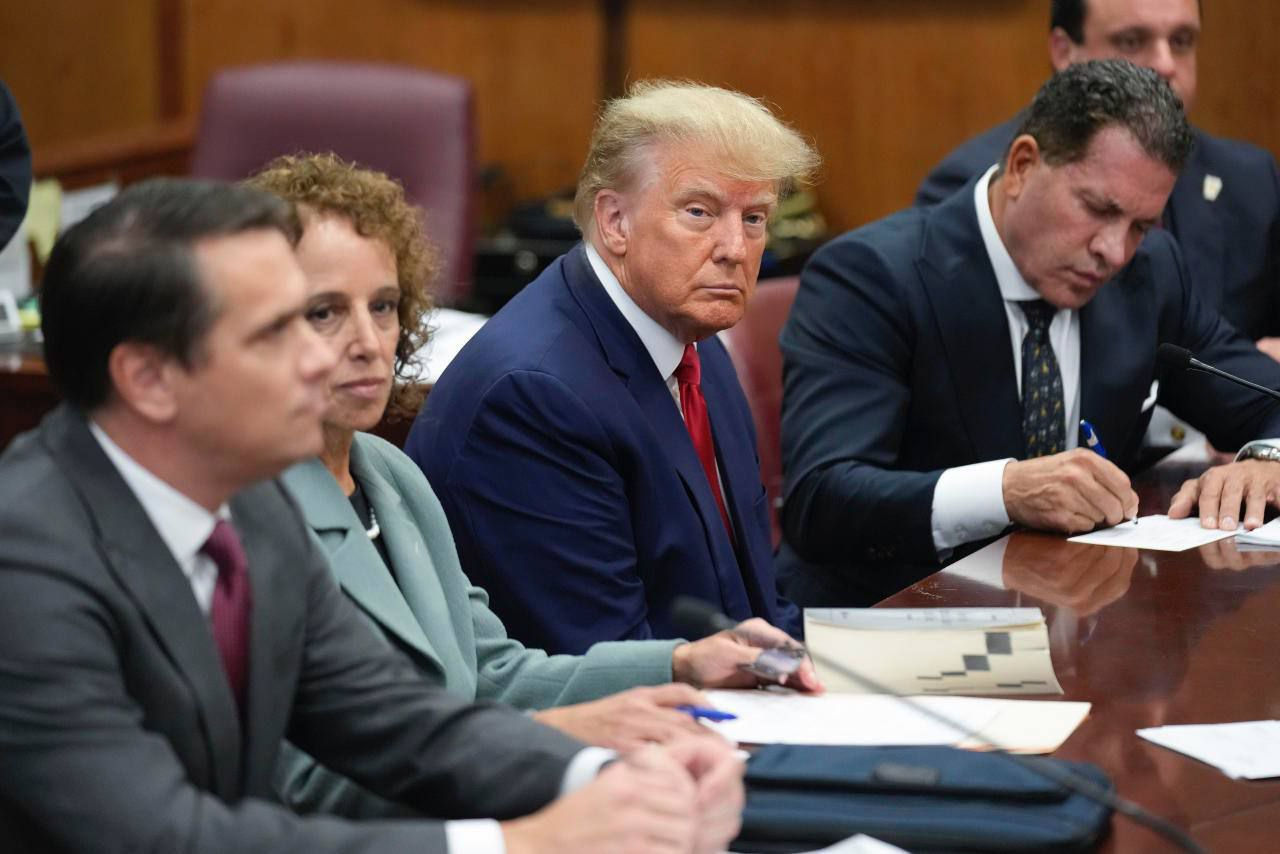 Дональд Трамп не признал вину по 34 эпизодам обвинения.
