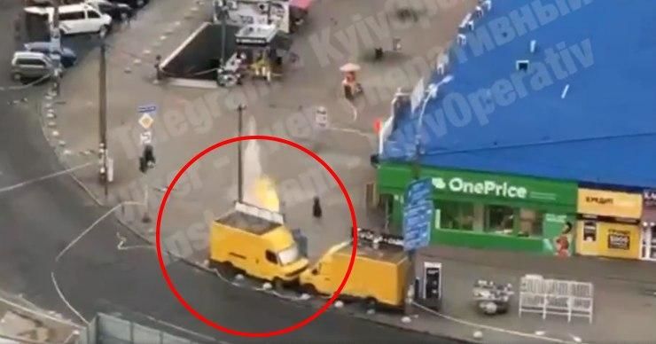 У станции метро "Минская" в Киеве прогремел взрыв.