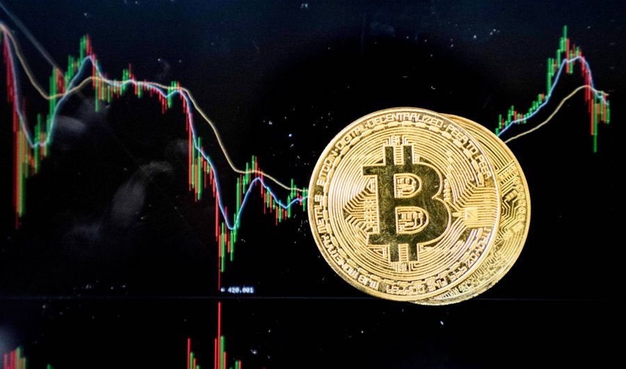 Стоимость биткоина падает в понедельник более чем на 10%.