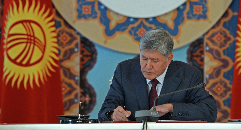 Președintele Kârgâzstanului a semnat decretul privind demisia Guvernului. Foto: Пресс-служба президента КР / Султан Досалиев