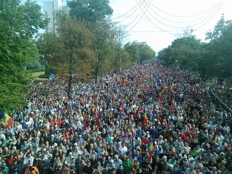 Când începând cu 6 septembrie o sută de mii de oameni au venit în centrul capitalei din toate colțurile țării, plătindu-și drumul, stând câteva ore în soare fără a le oferi cineva apă sau ai distra de la microfoane.