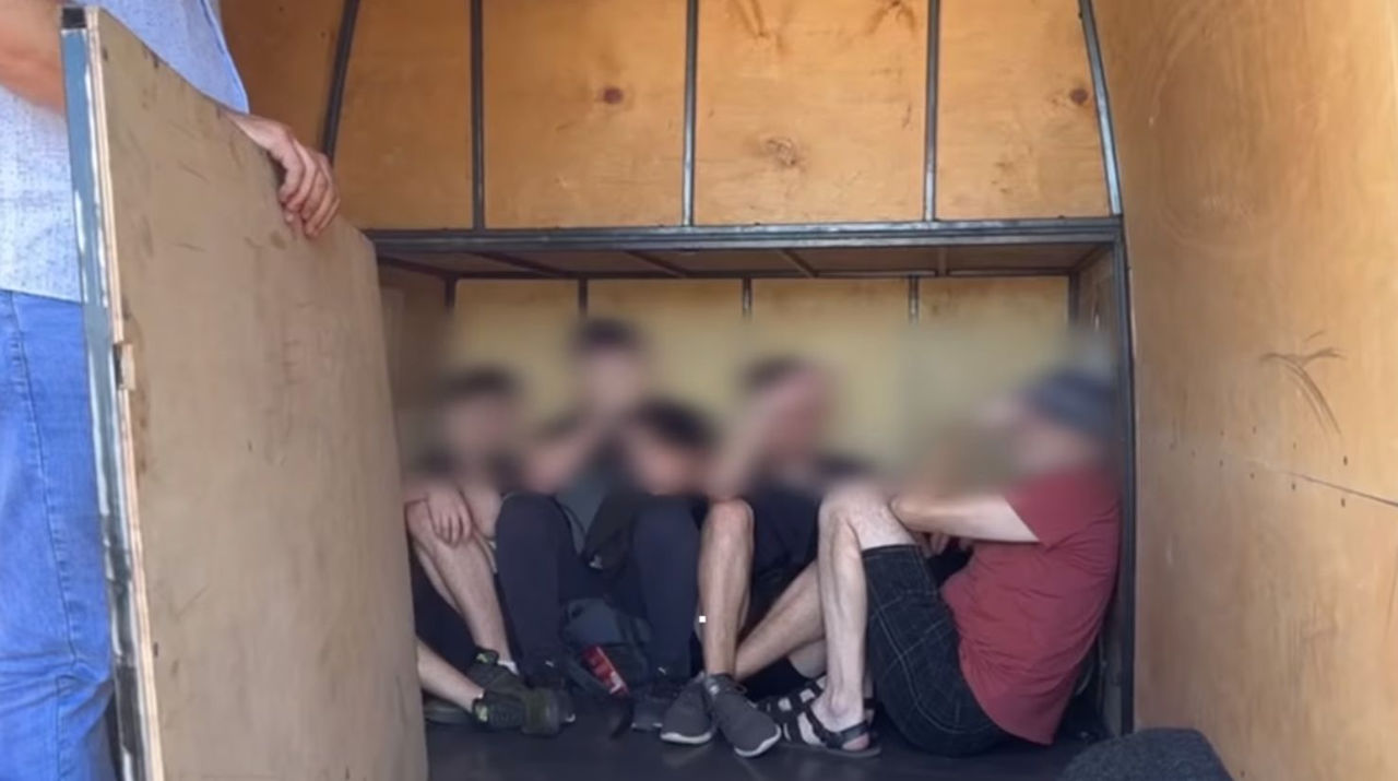Четверо граждан Украины пытались попасть в Молдову, спрятавшись в тайнике микроавтобуса.
