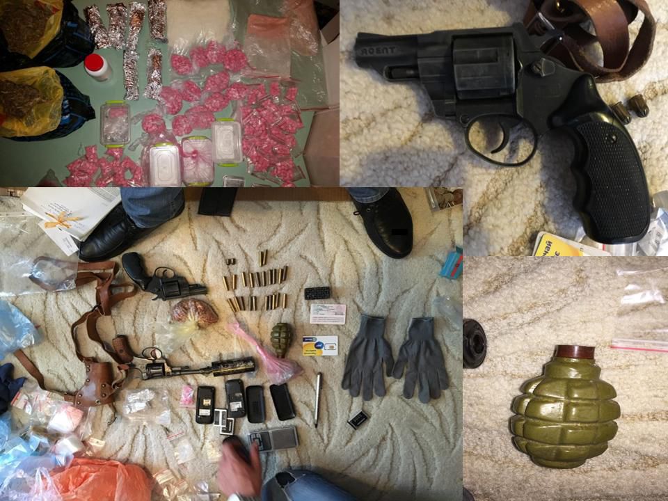 Droguri și arme de foc, într-un apartament. Câți supecți arestați
