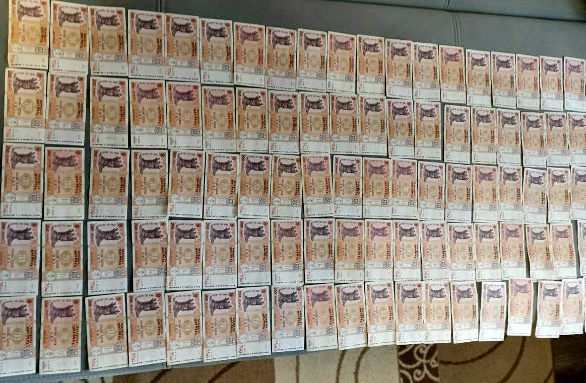 По итогам обысков правоохранители изъяли 31 000 леев.