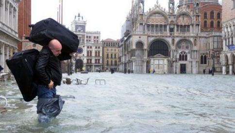Inundaţii de proporţii în centrul şi nord-vestul Italiei. Mai multe localităţi din Toscana şi Liguria au fost devastate de ploile torenţiale din ultimele ore.