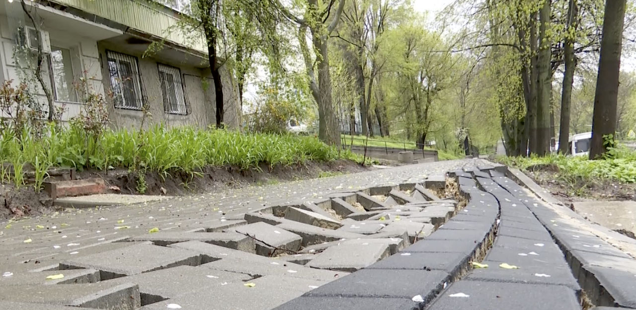 В Кишиневе дождь смыл новую тротуарную плитку.