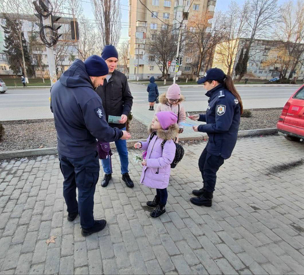 Полицейские дарили гражданам мэрцишоры в честь прихода весны.