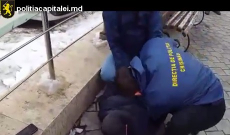 Doi tineri au fost reţinuţi după ce au atacat o persoană în plină stradă. Foto: politiacapitalei.md