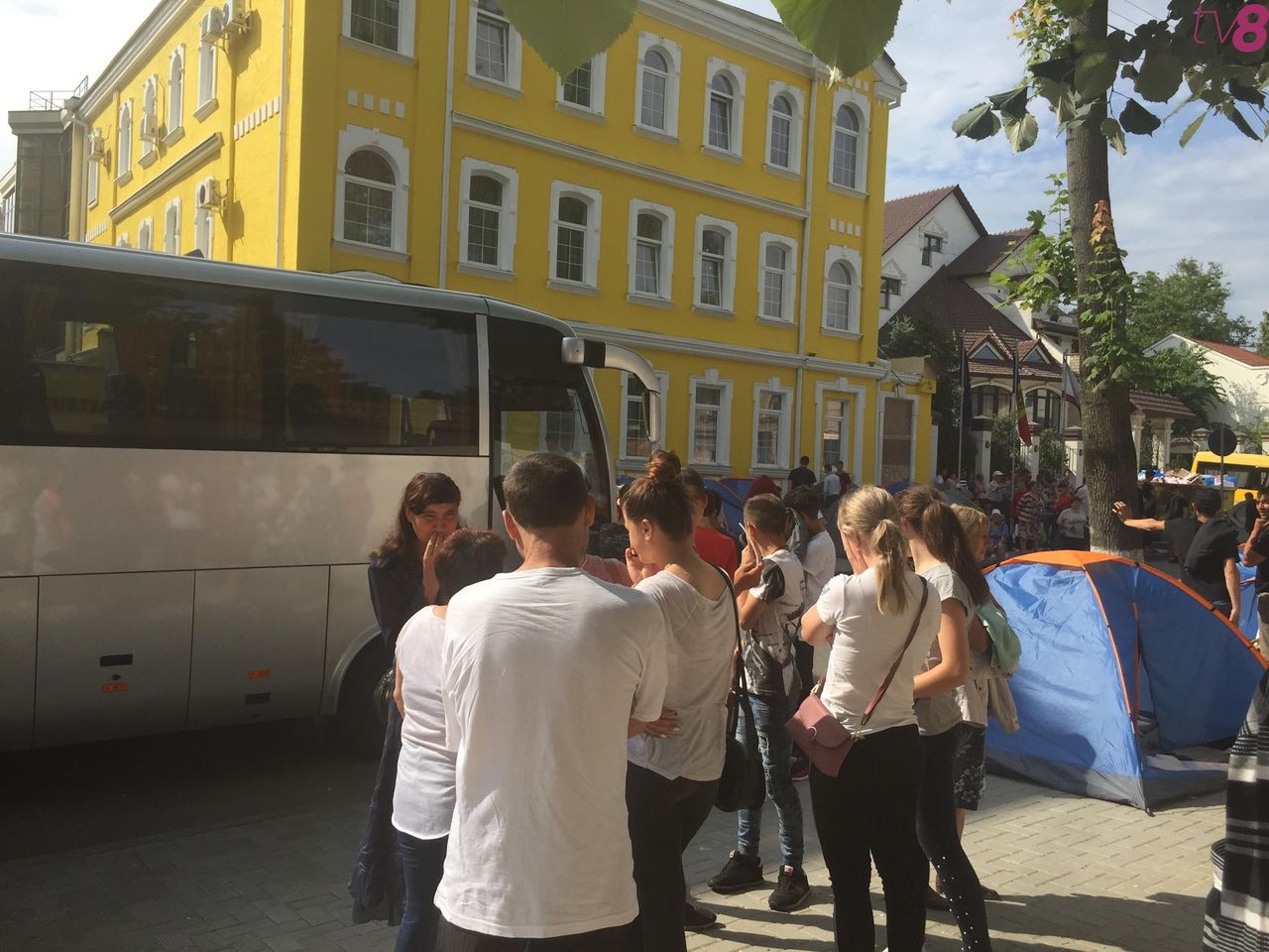 Десятки людей протестуют перед Конституционным судом (КС).
